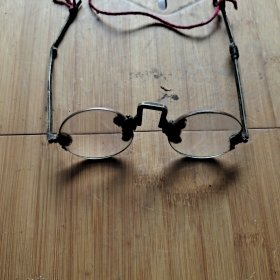 石头老眼镜
