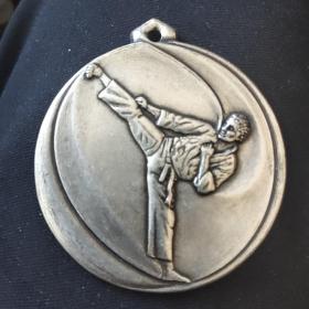 外囩体育题材纪念章铜镀银直径57毫米跆拳道