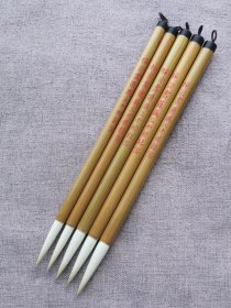 虽然刻字是日本书道会，但从工艺看是中国湖笔的特征，且毛料和做工极佳，必是委托湖笔名家高手所做，爱用高端湖笔的朋友绝对可收。出锋3.5—4.3厘米之间，直径0.6—0.8之间。五支打包500元。