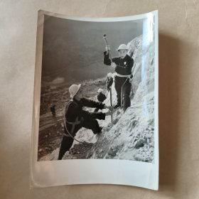 新华社记者社黑白照片d0221号1971年三月《浏阳磷矿不断超额完成采矿任务》【22】