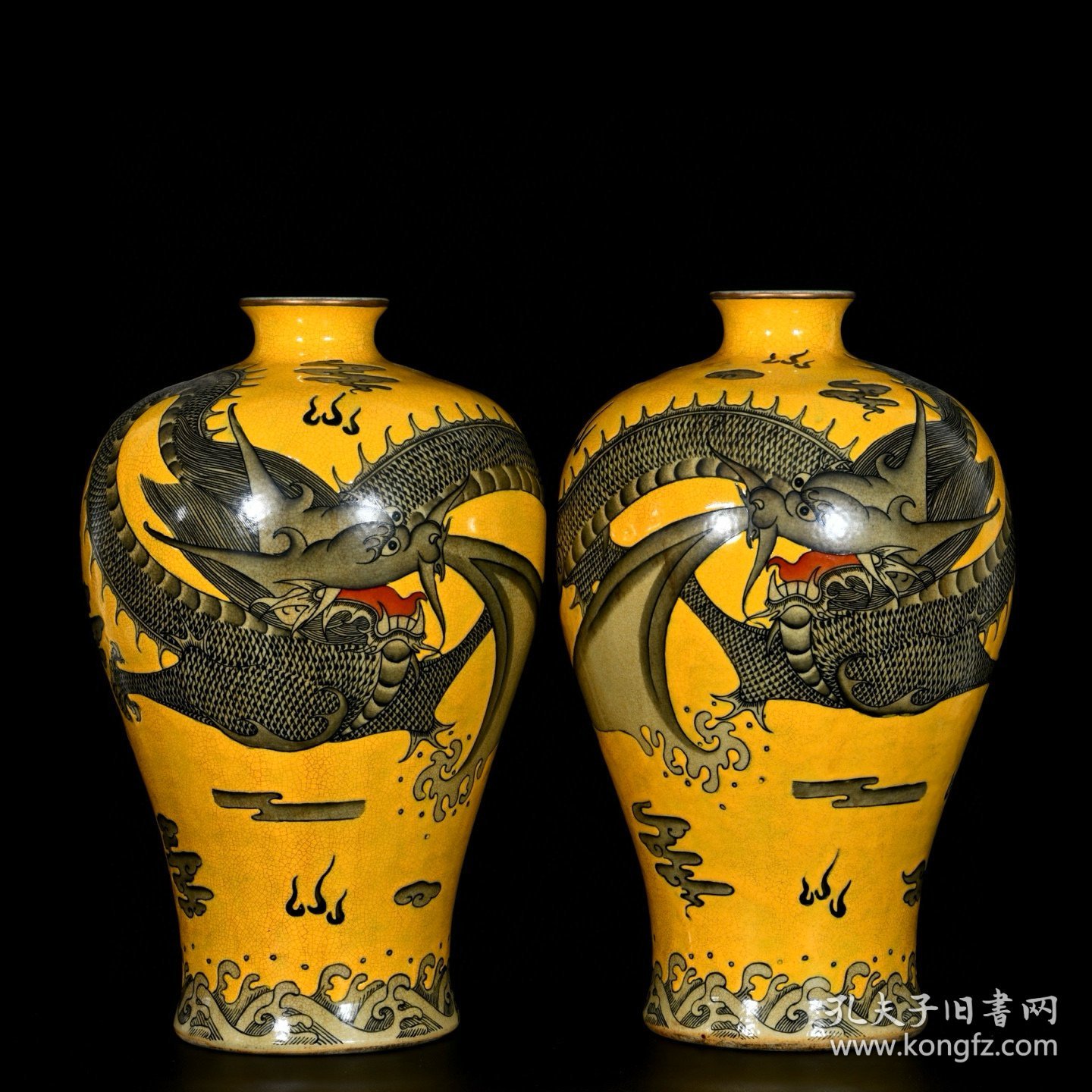 清乾隆黄地墨彩龙纹梅瓶一对；33.5x22厘米