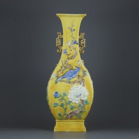 清代 王炳荣雕瓷黄釉素三彩花鸟纹双耳四方瓶 高度42.2cm，肚径17.5cm。