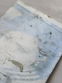 何莉莉，黑白照片一张。。邵氏“新十二金钗”之一，1946年出生于江苏南京，祖籍安徽庐江，幼年移居台湾。1965年被导演袁秋枫发掘，参与电影《兰屿之歌》，正式投身娱乐圈。同年加入邵氏电影公司。曾出演电影《文素臣》《十四女英豪》《爱奴》，引起国际影坛注目。正当何莉莉事业如日方中之际，她却选择退出影圈下嫁船运业巨子赵世光，从此息影。。