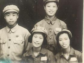 民国或解放初中国人民解放军三位美女和一位佩戴两枚勋章的帅哥合影照片(老军人8路军张桂梅、杨学坤相册，时间跨度从抗日战争时期的8路军到七八十年代)