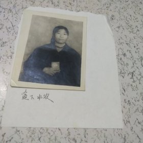 《贫下中农女同志拿语录照片》1张（小开本）