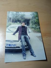 老照片–青年和福特汽车合影（江苏南京）