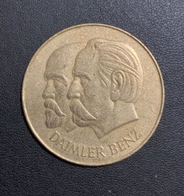 1986年奔驰纪念章~1886年德国人卡尔奔驰和戈特利布. 戴姆勒获得世界上第一辆汽车的专利权。1986年梅赛德斯奔驰中国有限公司正式成立，总部设在香港。恰逢百年特此制作纪念章。数量稀少，具有纪念意义和收藏价值。尺寸：40mm*2mm，材质黄铜，制作精美，自然氧化包浆