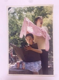 八十年代老照片 《部畫(huà)》佟偉光拍攝 沈陽(yáng)著名攝影家 長(zhǎng)12.6厘米Х8.6厘米