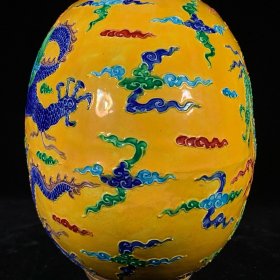 明永乐珐华彩龙纹扁瓶， 高28厘米，最大直径22厘米