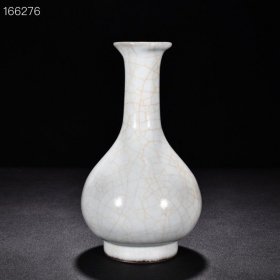 宋官窑月白釉长颈瓶（支钉支烧）
古董收藏瓷器