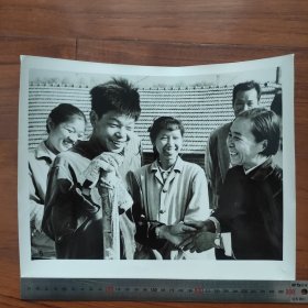 超大尺寸：1982年，武汉新河街道党委干部关心受过刑事处罚的青年，图为失足青年齐效生出狱后劳动积极、助人为乐W