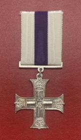 英国军事十字勋章，乔治五世版，该章是第一代军事十字勋章，共授予了37104枚。

由乔治五世于1914年创立，授予在地面作战中英勇无畏的军人。

高46毫米，宽44毫米，章体十字架由纯银制成，四端装饰着英国皇冠图案，最中间为国王的独家标志。

其他称谓：军功十字勋章，Military Cross。