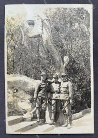 【武汉史料】1940年4月 侵华日军步兵第54联队岩井正治等士兵在汉口中山公园双龙桥上合影 原版老照片一枚（1934年，经历1931年大洪水之劫的中山公园恢复建设，在棋盘山东侧的水池上建了一座双龙桥，在两侧的桥栏杆上，别出心裁地用钢筋水泥浇筑成两条长约10余米、高3米的巨龙。龙眼用灯泡，可以发光，龙嘴暗藏水管，可以喷水，时为公园景观一绝，惜抗战期间被毁。）