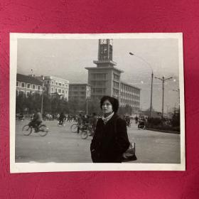 老照片：站在广场的美女