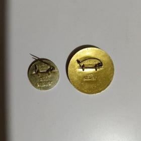 毛主席像章-毛主席万岁北京红旗证章厂2个