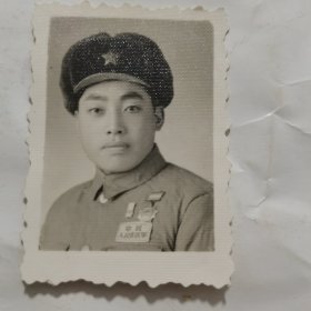 佩戴奖章的军人