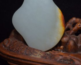 和田玉寿星牌， 规格: 6.3×4.8×0.8厘米 重 37克。 玉质温润细腻，沁色自然，刀功老道，皮壳包浆一流，雕刻生动，线条流畅，品相完美！