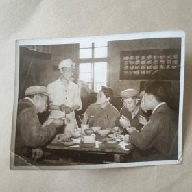 60年代黑白照片，工人在食堂用餐【22】