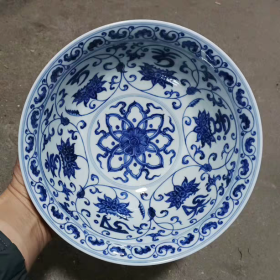 明青花莲托八宝纹大碗