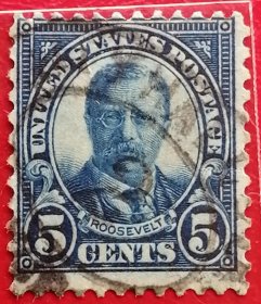 袁袁收藏美国邮票 1926年-1934年 1927年 美国总统 1922年再版 齿度11X10.5 第26任总统西奥多罗斯福 11-7 信销 （1858年-1919年）称老罗斯福。第32任总统罗斯福是其远房侄子。获得圣胡安山英雄的称号。1900年当选副总统，1901年总统威廉·麦金莱遇刺，他继任总统，时年42岁，是美国最年轻的在任总统。成功调停了日俄战争，1906年第一个获得诺贝尔和平奖的美国人。