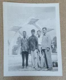 60年代黑白老照片一张 1961年在广州二沙头游泳池边合照 今已不复存在