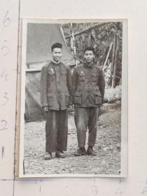彭家珍与同事佩戴毛主席像章照片(彭家珍相册，彭国珍，50年代初毕业于西北大学，后奉献在会泽某矿山(厂))