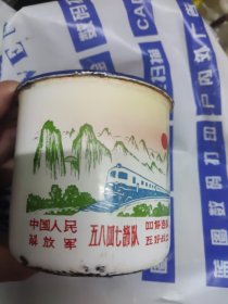 搪瓷杯1只，1971年12月四好连队代表大会纪念，有几处掉漆，10**9厘米，西安人民搪瓷厂，8品V