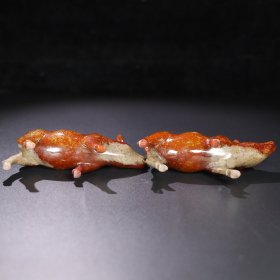 旧藏 和田玉猪一对，玉质细腻油润，包浆老道，尺寸 长 13厘米，宽 4厘米，高 6.8厘米，总重 662.5克