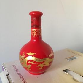 靑花瓷空酒瓶一个
高23cm底部直径8cm
红花瓷酒瓶一个
高20cm底部直径7c m