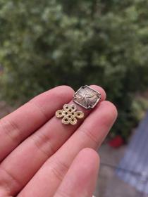 清代老银帽花二个，