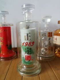 酒瓶。正定1983一品青莲酒瓶，52度500ml，河北子龙醉酒业有限公司出品。（非钱币，烟标，邮票，连环画）