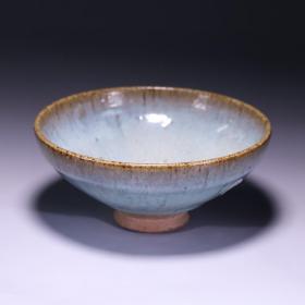 金代，钧窑大碗尺寸口径18cm,高8.5cm。，造型古朴大气，釉水肥美滋润，釉色漂亮，底部瓷胎外露，值得收藏投资，