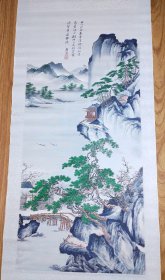 唐寅春游女几山图织锦画，原品藏于上海博物馆。杭州都锦生丝织厂建国后作品，138x42cm立轴。画中有诗题曰：“女几山头春雪消，路旁仙杏发柔条。心期此日同游赏，载酒携琴过野桥。”这首诗点明了画家邀友同游春山的主题，意境深远，景致优美。