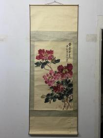 江河,1936年生于洛阳，已故。原名江永宪。1955年毕业于师范专科学校，李苦禅先生入室弟子，范曾同门师兄弟
曾任洛阳市书画院创作室主任
洛阳市委中山书画院副院长
洛阳华夏书画院院长
北京环美书画社社长
中国百县大厦高级顾问
从李苦禅门下习画多年，广临历代名作和到自然中观察写生，搜集资料丰富创作素材。对牡丹写生观察40余年，所作牡丹画新颜艳丽、章法严谨、风格独特、别有情趣。尤其被誉为海内外牡丹王