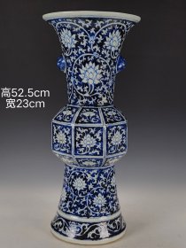 美品·精工细作满工青花留白缠枝莲纹瓜棱兽首贯耳花觚。