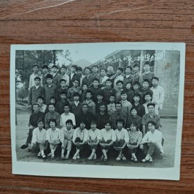 南充县龙门中学八0级二班毕业留影