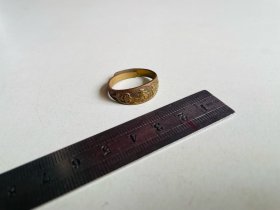 应该是早期的铜寿字戒指、图案精美、黄亮漂亮、未使用过