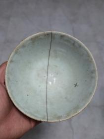 清代豆青碗，老锔钉。八个老锔钉。