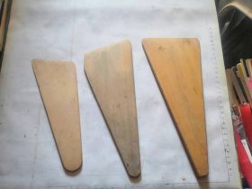 老的木头刮腻子板三个，品相如图。