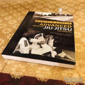 《巴西柔术格斗秘笈全书》英文原版。全书336页，16大开页。2000幅攻击图。作者是巴西柔术大神，江湖人称“小书包”的格雷西柔术大师：“马塞洛·加西亚”。书品相很好，内页几乎全新，全铜版纸质。本书不退 不换，不议价，所见即所得