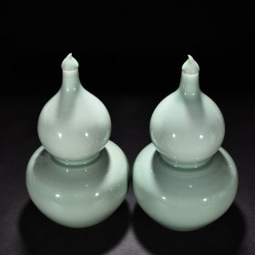 清乾隆粉青釉葫芦瓶 高37.5厘米 宽20厘米