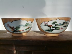 建国前后手绘山水画茶碗两个，黄地画工精细漂亮，品相完好，