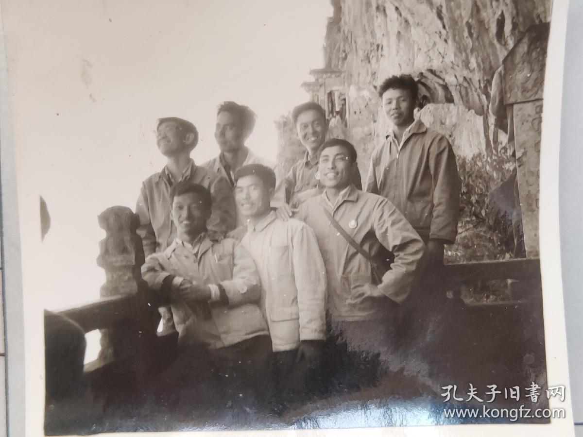 60年代昆工附中昆明工学院学生佩戴毛主席像章在西山龙门绝壁合影照片(邹位相册，邹位约1961年毕业于昆工附中，之后就读于昆明工学院)