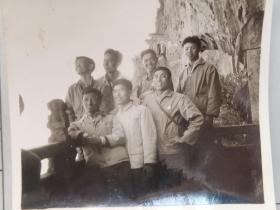 60年代昆工附中昆明工学院学生佩戴毛主席像章在西山龙门绝壁合影照片(邹位相册，邹位约1961年毕业于昆工附中，之后就读于昆明工学院)