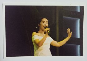 著名女演员蒋雯丽早期唱歌彩色照片