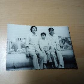 老照片–北京展览馆前三人合影（1982年6月）