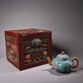 珐琅鎏金彩瓷器茶壶 画工精湛 器型款式精美 配老彩绘木头盒 壶重340克 高10厘米 宽15厘米
