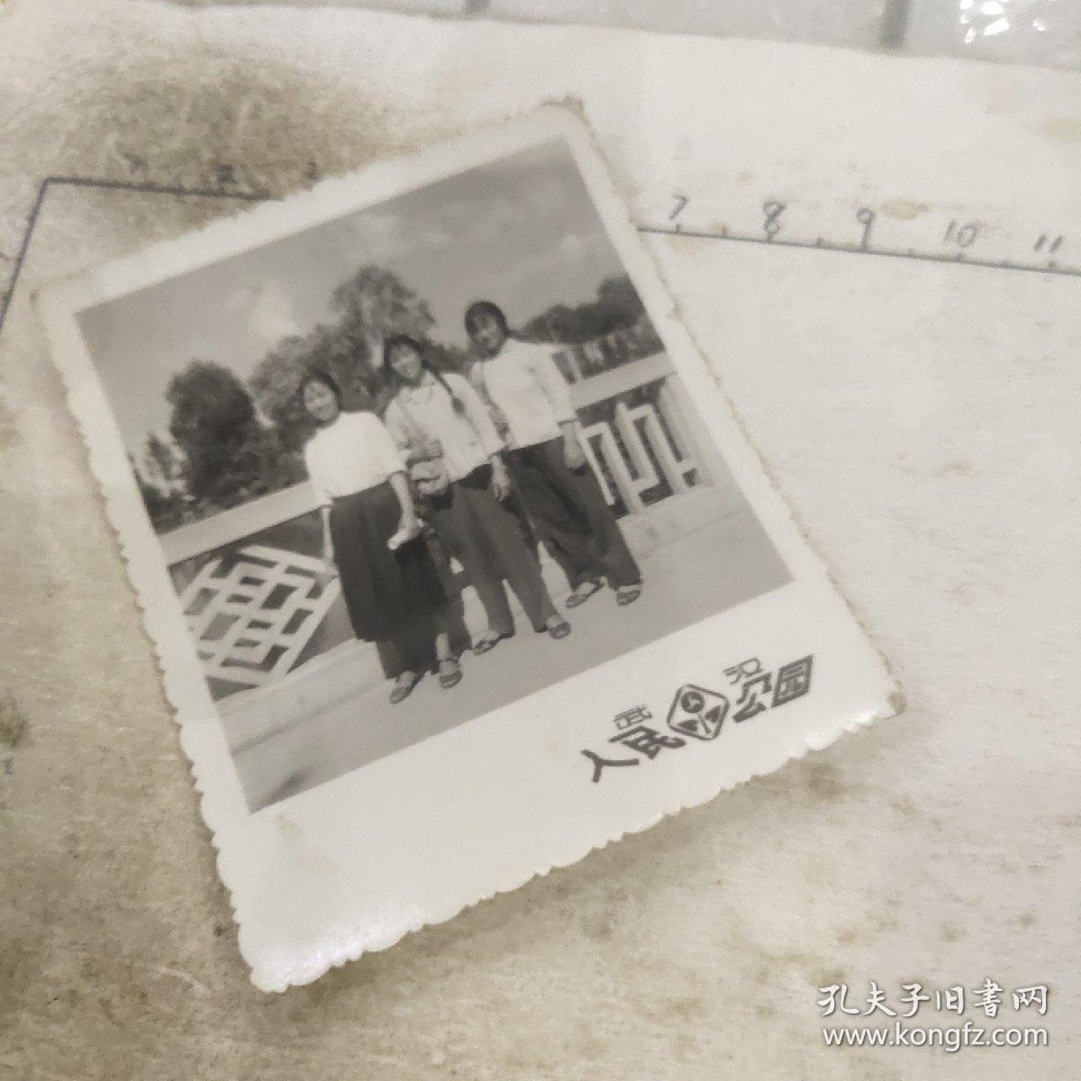 三美女武汉人民公园留影/背包