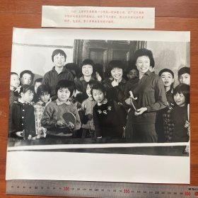 超大尺寸：1978年，上海市巨鹿路第一小学，黄锡萍（全国乒乓球女子单打冠军）仇晨燕（少年世界冠军仇晨燕）李小萍回母校辅导小球员