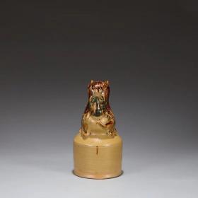 唐代 长沙窑点彩狮坐瓶 尺寸:高22.5公分 直径11.5公分